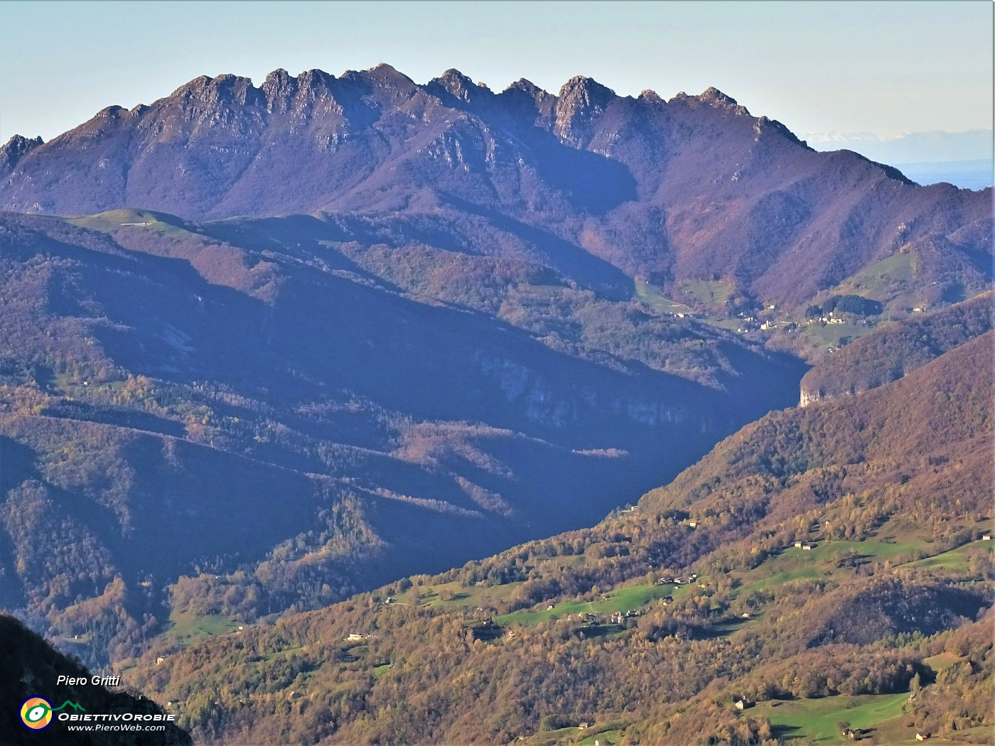 31 Zoom sulla Val Taleggio e verso il Resegone.JPG